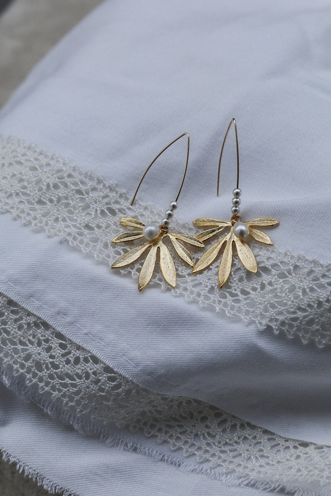 Else - Blätterförmige Ohrringe in Gold mit Perlen - schneckenhaus-schmuck