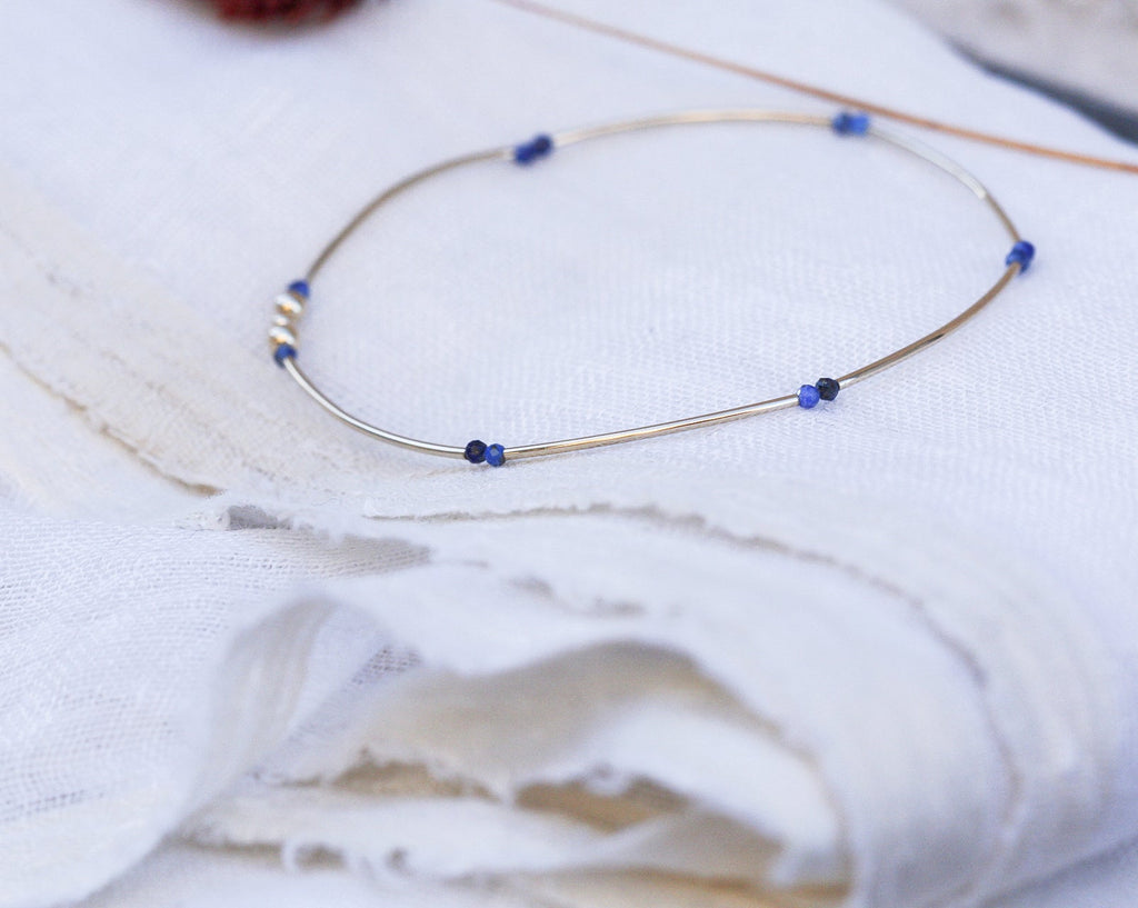 Elna - Zarter Gold Filled Armreif mit Lapislazuli - schneckenhaus-schmuck